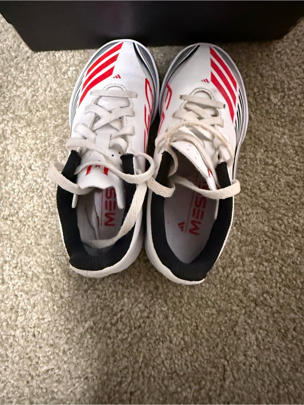 MESSI Adidas White Indoor Soccer Shoes with Red & Black Accents - Picture 6 of 9